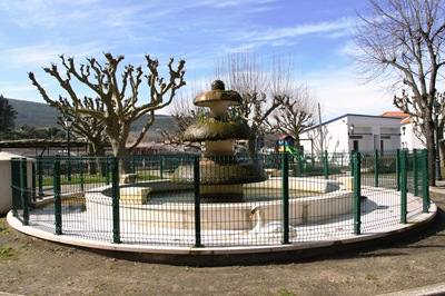 [Porto de Mós - espaço jovem - praça - cisne[4].jpg]