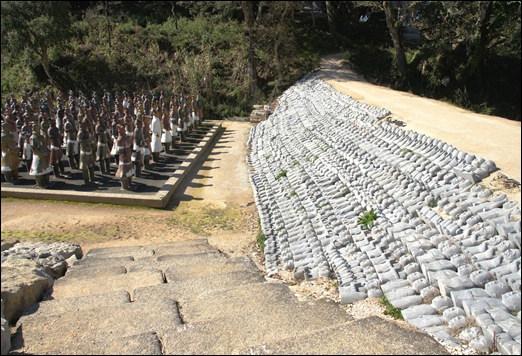 Buddha Eden - estatuas enterradas.2