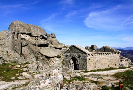 Monsanto - capela de são miguel e torre sineira