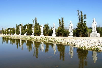 [Buddha Eden - estatuas a beira do lago[5].jpg]