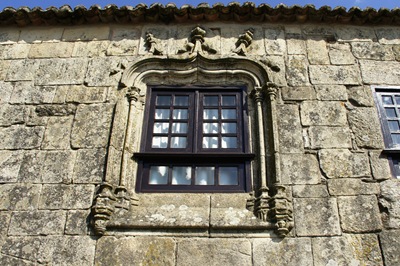 [Linhares - janela manuelina da rua direita 1[3].jpg]