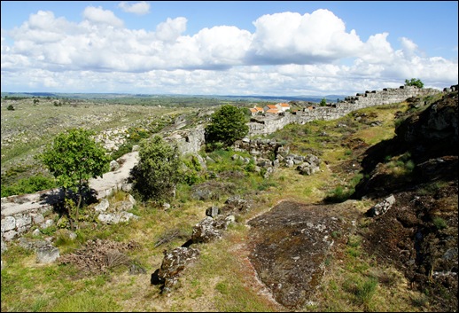 Glória Ishizaka - Vila do Touro - ruina do castelo - muro
