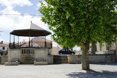 [Glória Ishizaka - Vila do Touro - fonte - agua do bezerrinho[5].jpg]