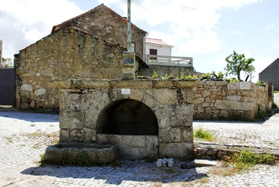 [Glória Ishizaka - Vila do Touro - fonte das patas[5].jpg]