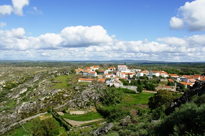 [Glória Ishizaka - Vila do Touro - vista a partir da ruina do castelo 1[5].jpg]