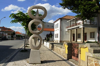 [Mêda - Glória Ishizaka - escultura na calçada 1[4].jpg]
