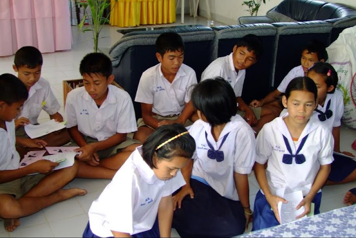 Ban Kamek Elementary School-recieve their pamphlets