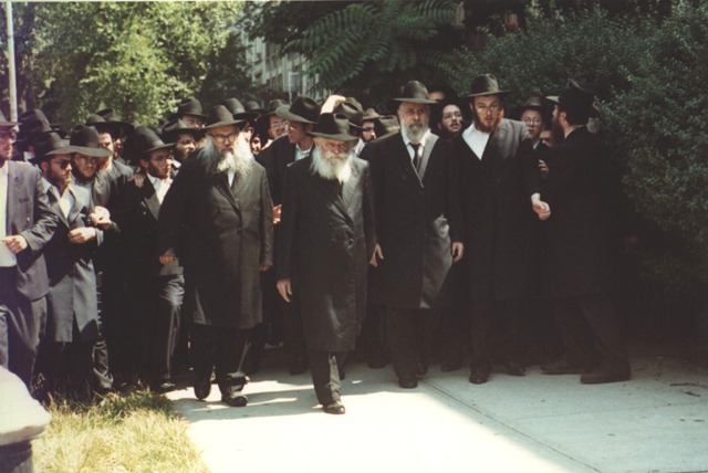 [rebbe_walk[11].jpg]