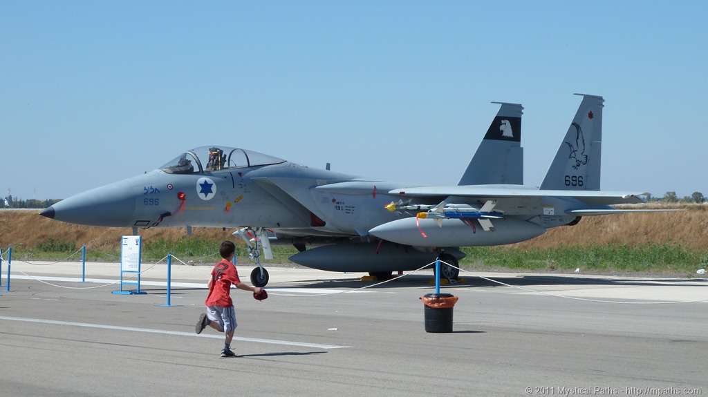 [2011-05-10 Grandpa Eli Akiva Raizel Reuven - IDF Air Base Show 089[9].jpg]