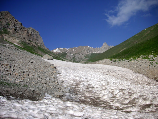 Névé près d’Anzob Pass, 4000 m, Hissar Mts, au Nord de Dushanbe ; 26 juin 2008 Photo : Jean-Marie Desse