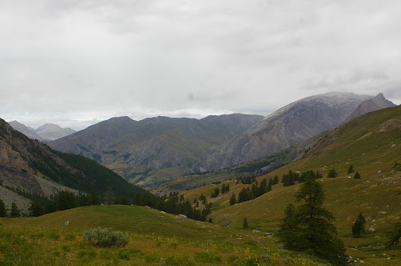 Au-dessus de Fouillouse : vue vers le Nord et la vallée de l'Ubaye. 3 août 2009. Photo: J.-M. Gayman