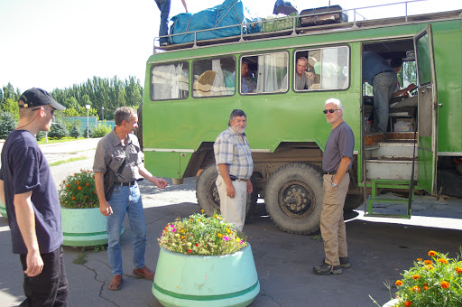 Départ de Bishkek. Au centre : l'entomologiste Sergei Toropov. À sa droite : Sergei Voronin, directeur d'Horizon Travel. 3 juillet 2006. Photo : J.-M. Gayman