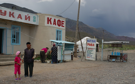Café et vendeur de poissons à l'Ouest de Balykchy, 3 juillet 2006. Photo : J.-M. Gayman