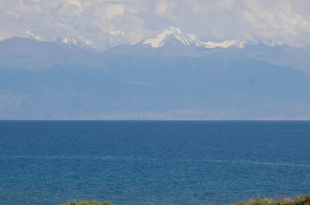 Le Lac Issyk-Kul et la chaîne du Terskej, 3 juillet 2006. Photo : J.-M. Gayman