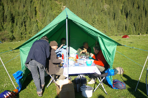 Petit-déjeûner au campement, Kyzyl Aksuu, Kungej Alatau, Kyrgyzistan (4 juillet 2006). Photo : J.-M. Gayman