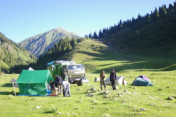 Campement, Kyzyl Aksuu, Kungej Alatau, Kyrgyzistan (4 juillet 2006). Photo : J.-M. Gayman