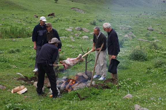 Méchoui. Kyzyl Aksuu, Kungej Alatau, Kyrgyzistan (5 juillet 2006). Photo : J.-M. Gayman