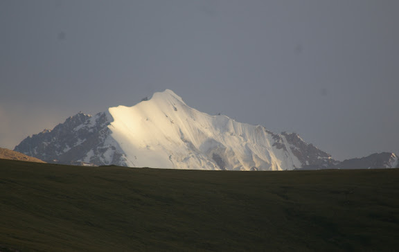 Coucher de soleil sur le Koksaal Alatau (11 juillet 2006). Photo : J.-M. Gayman