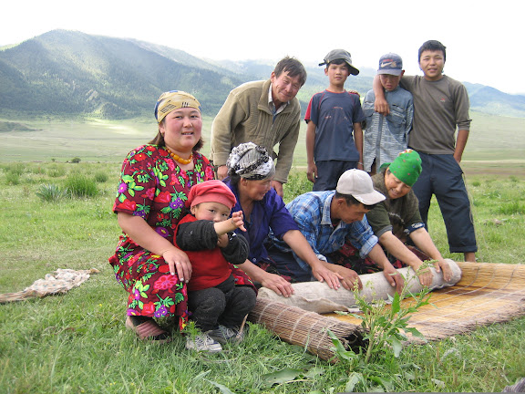 Été 2006 : Expédition au Kyrgyzistan - Kadzi-Saj : famille kirghize fabricant du feutre, 14 juillet 2006. Photo : O. Hanquez-Passavant