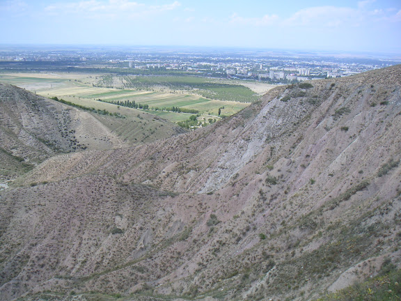 Un biotope sec (lycènes et satyridae) : Orto-Saj (alt. 1000 m). À l'arrière-plan, la ville de Bishkek (ex-Frounzé). 19 juillet 2006. Photo : F. Michel