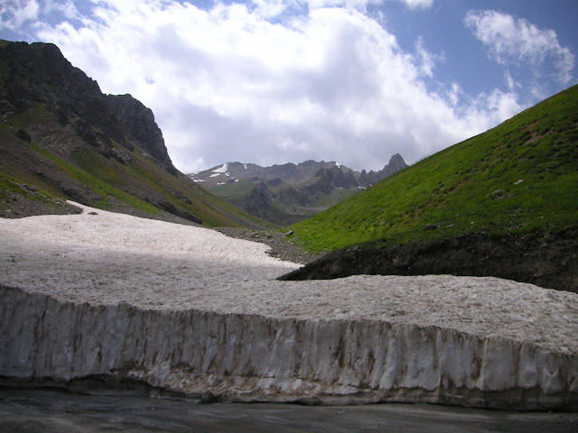 Névé au nord de Anzob Pass (Monts Hissar), 3200 m, biotope de Parnassius staudingeri, 3 août 2007 14h15. Photo : F. Michel