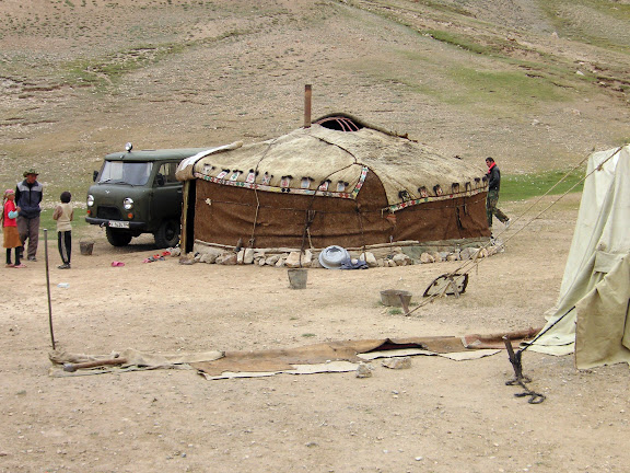 Yourte à l'entrée de la vallée de Chakabaï, 4650 m, Pamir, Tadjikistan, 21 juillet 2007. Photo : F. Michel