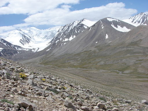Mont Kyzyldong (5700 m) au sud du col Koi-Tezek (4271 m), à l'Est de Jelondy ; N 37° 26.882' E 72° 48.717', Pamir, Tadjikistan, 20 juillet 2007. Photo : E. Zinszner