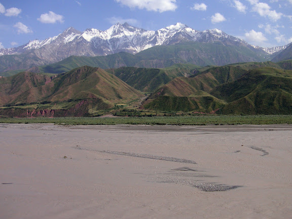Vue sur les Monts Pierre-le-Grand depuis la rive Nord de la Surkhob, Tadjikistan, 5 juillet 2007. Photo : F. Michel