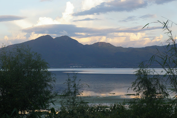 Le Lac Lashi, à 2400 m, vu depuis la rive occidentale (Yunnan), 13 août 2010. Photo : J.-M. Gayman