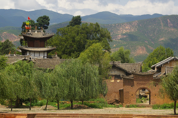 Saules devant la porte Est du village de Shaxi (Yunnan), 11 août 2010. Photo : J.-M. Gayman