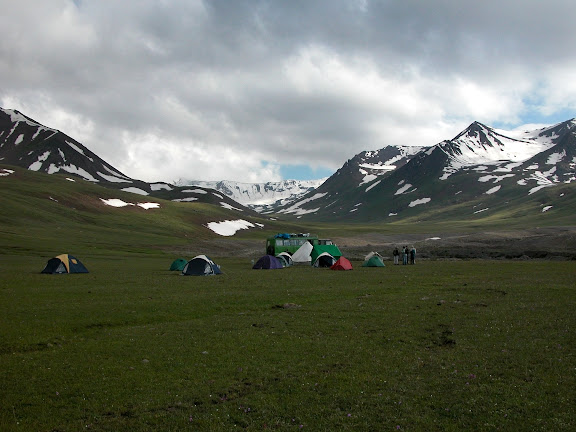 Le campement près de l'Alabel Pass, 3300 m (Kyrgyzistan), 27 juin 2006. Photo : B. Lalanne-Cassou