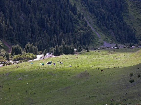 Camp à Kyzyl-Ak-Suu (2400 m), Kungey Alatau (Kirghizstan), 5 juillet 2006. Photo : B. Lalanne-Cassou