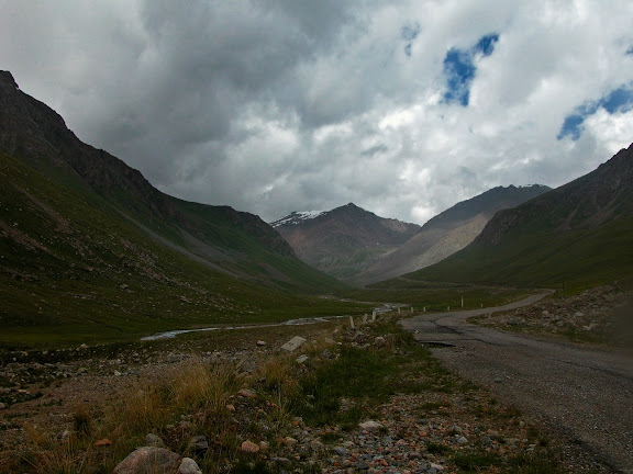 Haute vallée de la rivière Ottuk (3300 m) : vue vers le Nord et le la Chon Ashuu Pass, Terskey Alatau, Kirghizstan, 7 juillet 2006. Photo : B. Lalanne-Cassou
