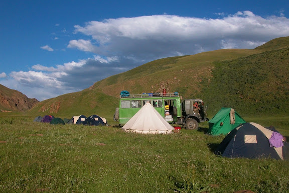 Le campament à Kichi Kara Kuchur (2600 m) au Sud de la Dolon Pass, 15 juillet 2006. Photo : B. Lalanne-Cassou
