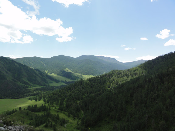 Montagnes de l'Altaï depuis le Tchike Taman pereval (alt. 1200 m). 8 juillet 2010. Photo : B. Lalanne-Cassou