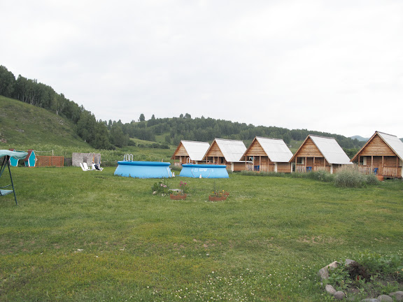 L'hôtel "Dolina Agades" à Nizhnekayancha (alt. 350 m), au sud-est de Gorno-Altaysk), à 150 km au sud de Barnaul. 2 juillet 2010. Photo : J. Marquet