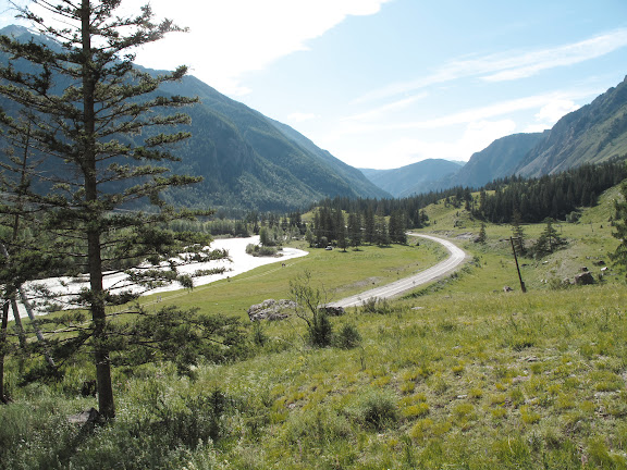 La rivière Katun (au sud de Chemal) et la route M-52 qui, traversant l'Altaï, relie Barnaul à la Mongolie. 5 juillet 2010. Photo : J. Marquet