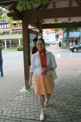 Mamãe caminhando.