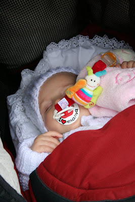 Papai sempre me encontra dormindo. Adoro tirar uma sonequinha no carrinho.