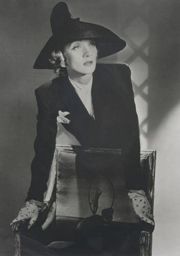 Marlene Dietrich, 1942.jpg