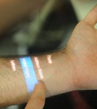 تقنية تحول جلد الإنسان إلى شاشة تحكم باللمس  Skinput-fonctionne-aussi-pour-ecouter-de-la-musique%5B5%5D