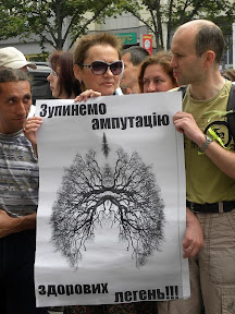 Пикет у Горсовета. Активисты Зелёного Фронта с самодельными плакатами