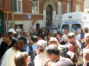 Более 2000 харьковчан пришло на общественые слушания. В зал пустили 341 человека. Одной из участниц в зале пришлось вызвать скорую помощь