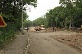 работы идут со стороны Новгородской, в центре (район лагеря) и возле ДЖД