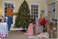 putting up christmas tree (16)