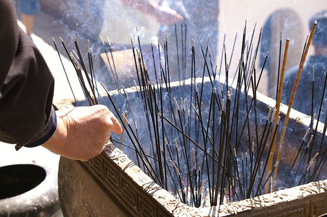 [800px-Burning_incense_sticks_at_Wutai_Shan[3].jpg]