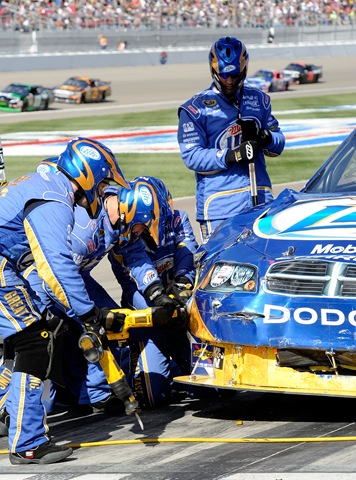 [2010 Las Vegas NSCS Kurt Busch pits damage[3].jpg]