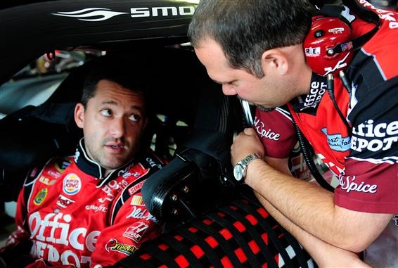 [2010 Pocono Aug NSCS practice Tony Stewart Darian Grubb garage[3].jpg]