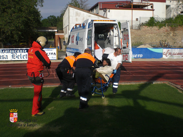 Evacuaci�n del accidentado a la ambulancia
