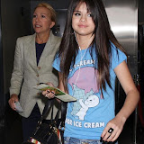 Selena leaving Los Angeles Airport